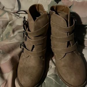 Jelly pop Girls ankle high brown boots 3 buckles across the top.